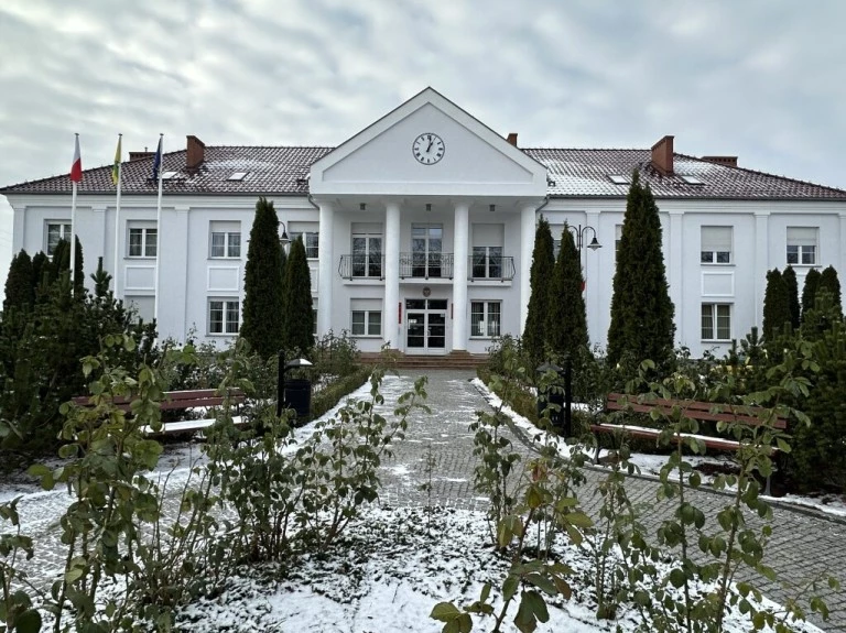 Urząd Gminy w Wierzbinku jak Biały Dom. Nowa elewacja okazałej siedziby