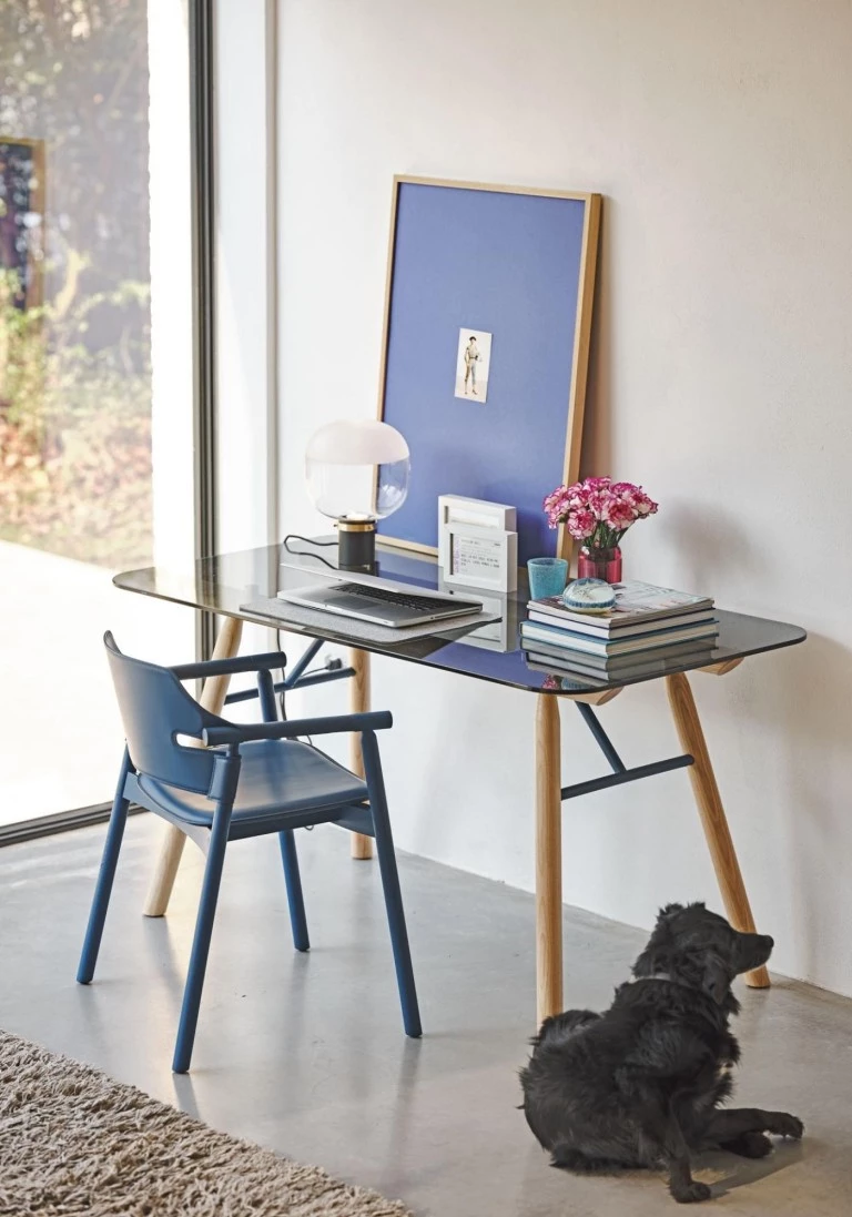 Jakie biurko nowoczesne najlepiej sprawdzi się w małym mieszkaniu?