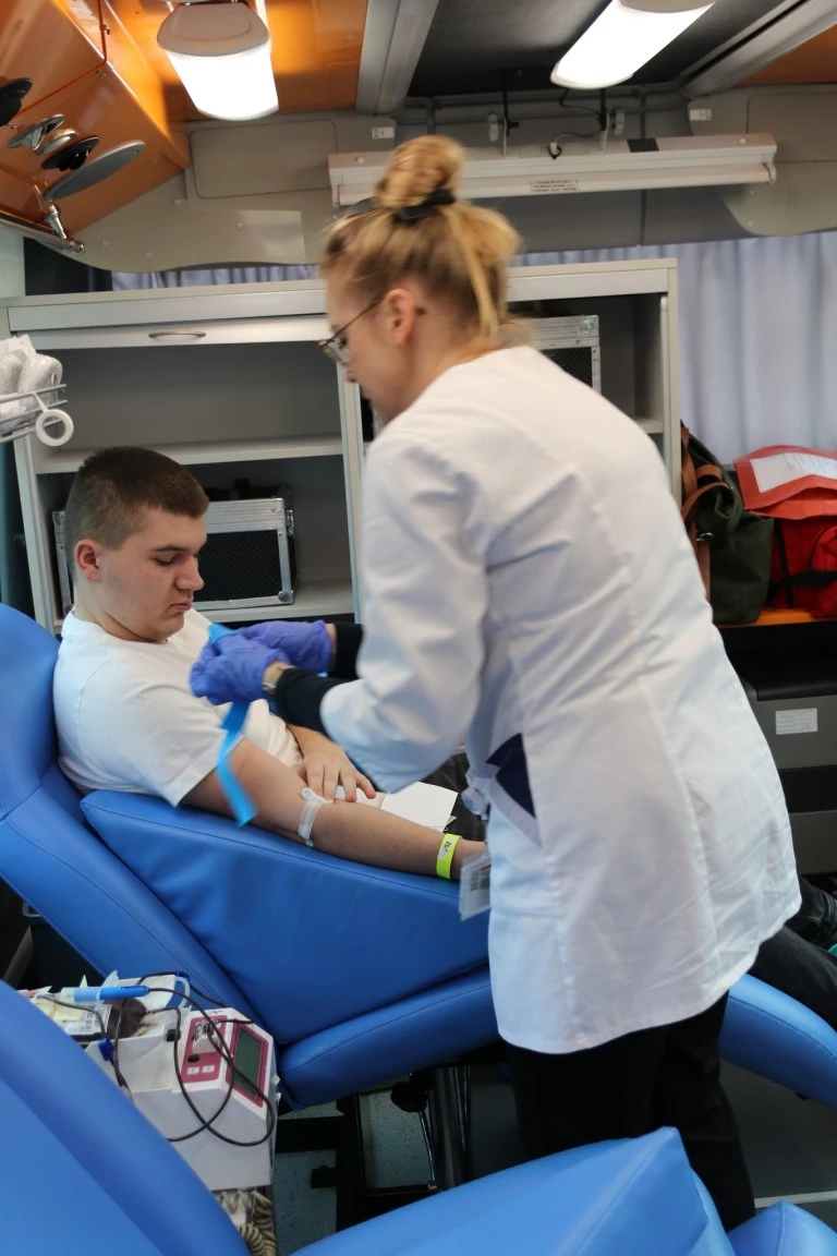 Drużyna szpiku i ambulans Centrum Krwiodawstwa w ZS CKU
