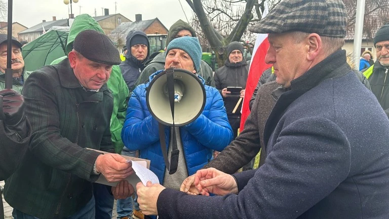 Rolnicy żądają zmian! Protest na drodze krajowej nr 25 Rychwał - Dąbroszyn