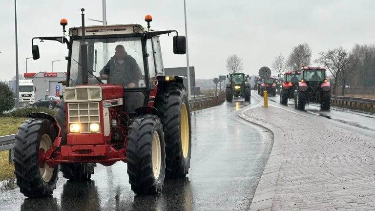 Rolnicy żądają zmian! Protest na drodze krajowej nr 25 Rychwał - Dąbroszyn