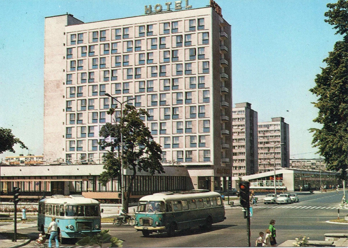 O hotelu „Konin”, ośmiu zabitych w trzy tygodnie i „pajacykach” spod lady