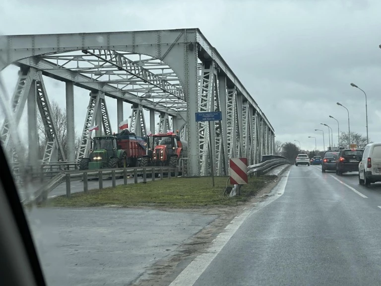 Zablokowane Aleje 1 Maja w Koninie, rondo w Turku i droga krajowa w Skulskiej Wsi