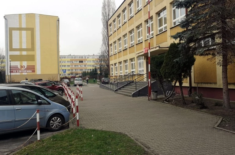 Dzieci szły do szkoły między parkującymi samochodami