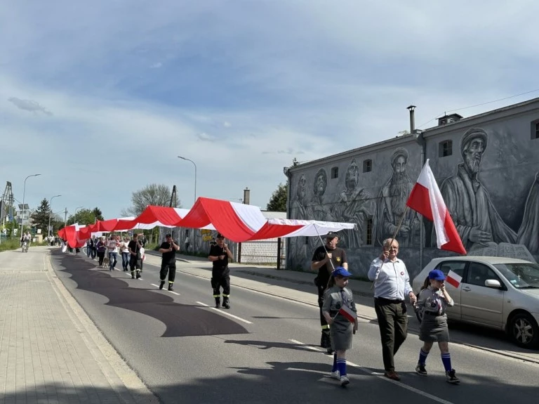 Ulicami Żychlina z najdłuższą flagą. Wspólne świętowanie