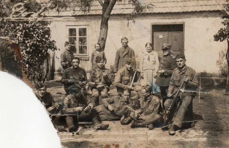 Zagadkowe zdjęcia żołnierzy sprzed kilkudziesięciu lat