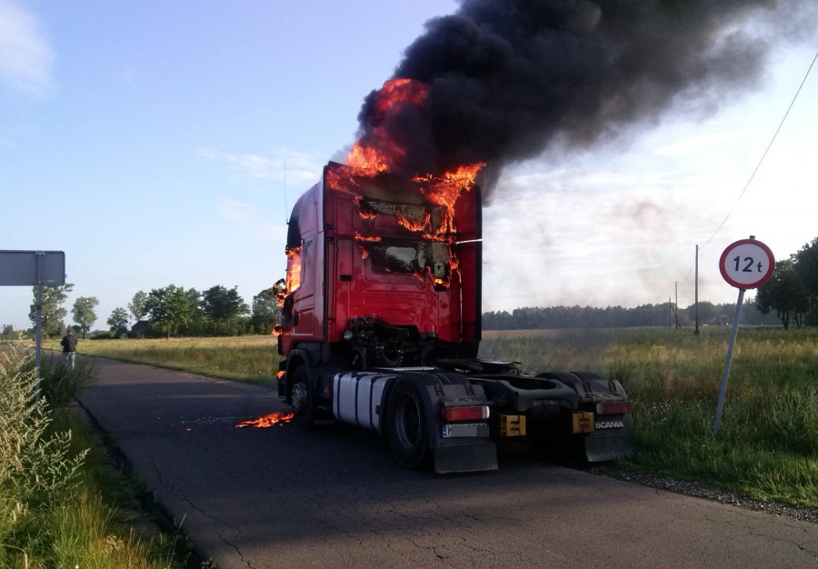 Ciągnik siodłowy spłonął w Podkiejszach. 60 tys. zł strat