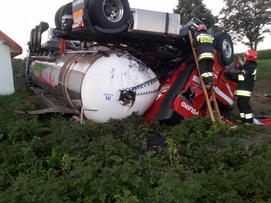 Cysterna w przydrożnym rowie. Kierowcy nic się nie stało