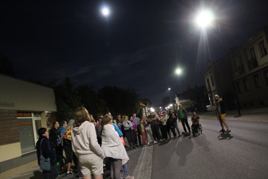 Niezwykły spacer. Odkrywali nocą historie konińskiej starówki