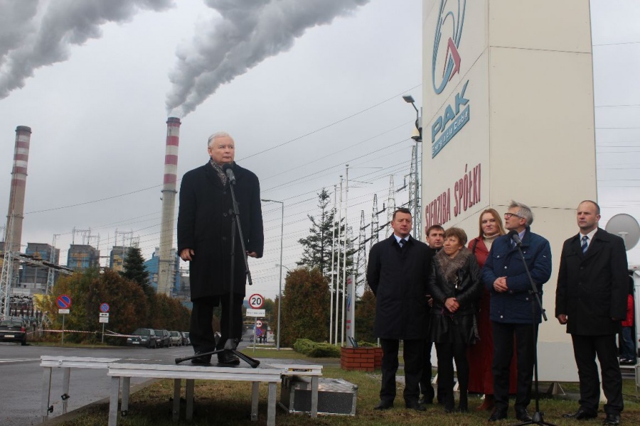 Jarosław Kaczyński zatrzymał się na chwilę przed elektrownią