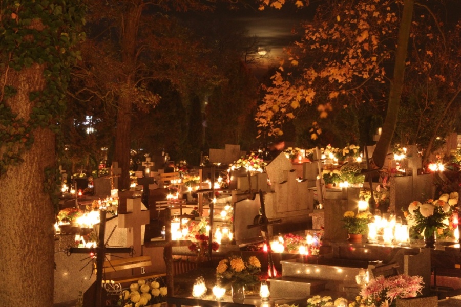 Niezwykłe zdjęcia cmentarza nocą. Czekamy na Wasze fotografie