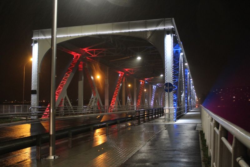 Most żelazny i hotel Konin w barwach narodowych Francji