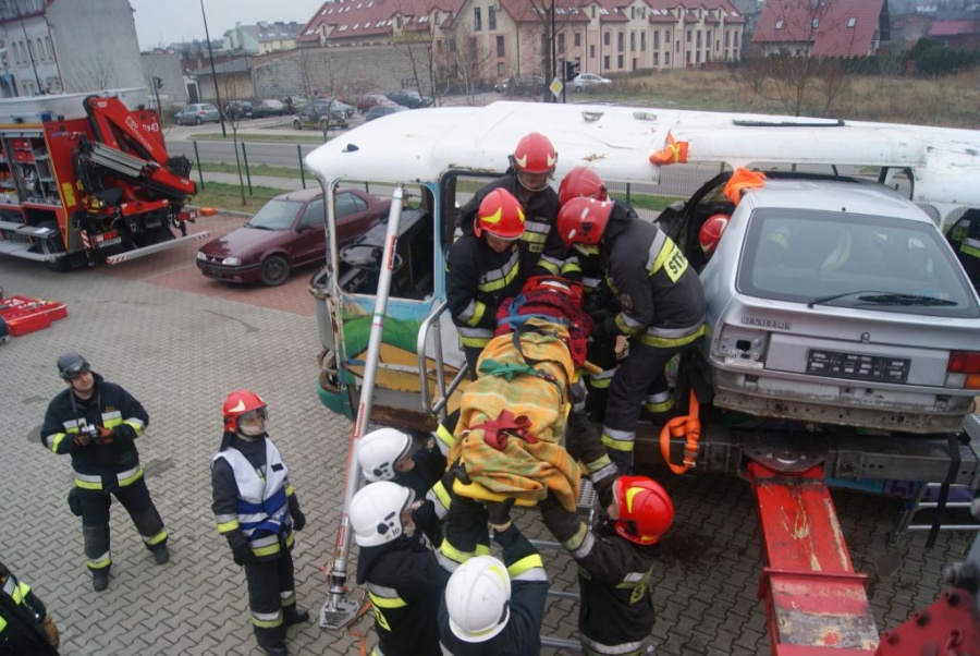 Wypadek autobusu. Strażacy ćwiczyli ewakuację pasażerów