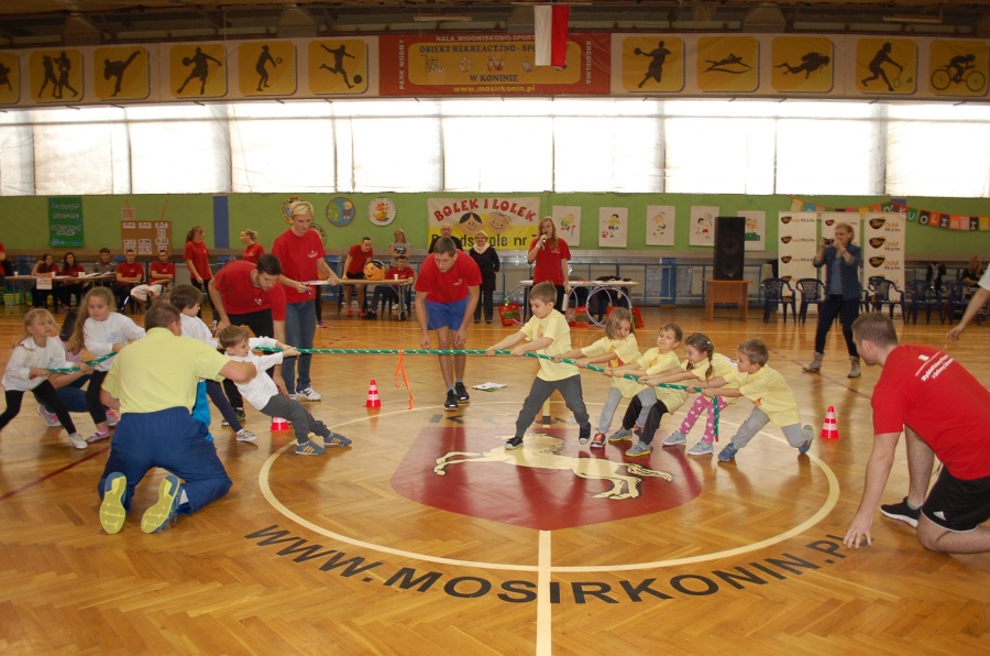 Przedszkolaki szaleją podczas sportowej rywalizacji w hali Rondo