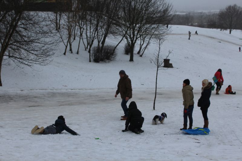 Ferie na półmetku. Dzieci i młodzież korzystają z resztek śniegu