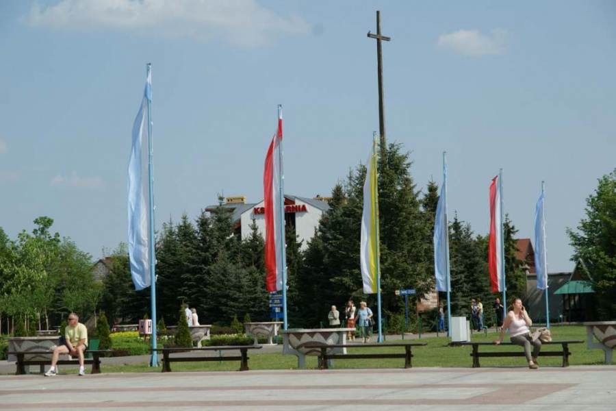 Licheń. 50 flag na 50. rocznicę złożenia Aktu Milenijnego