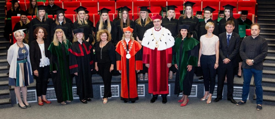Absolutorium. Pierwsi z tytułem magistra opuścili mury PWSZ