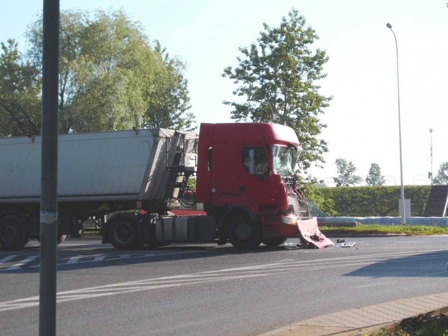 Wypadek na Trasie Warszawskiej. Zderzyły się dwie ciężarówki