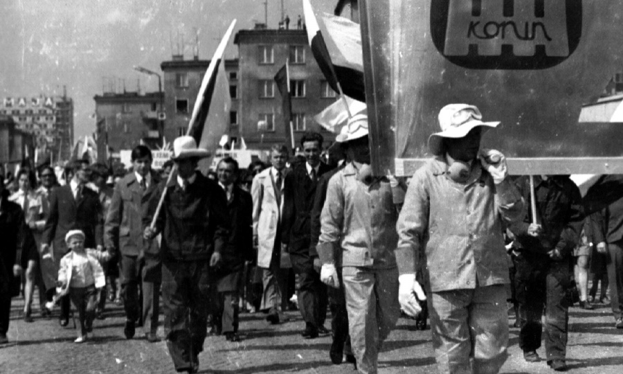 Wanny uciekały, a milicjanci pomagali usuwać awarię