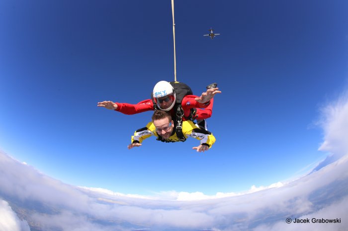 Skoki spadochronowe w tandemie - dla miłośników mocnych wrażeń