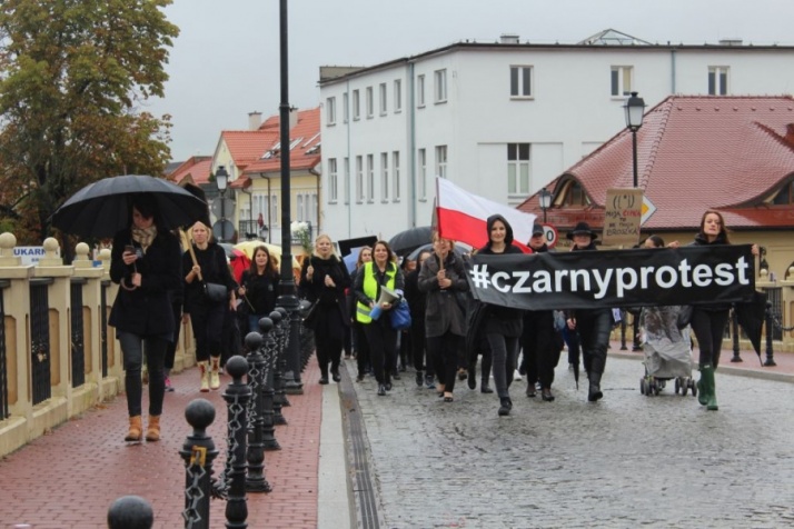 Organizatorki "Czarnego protestu" bojkotują sklepy posła PiS