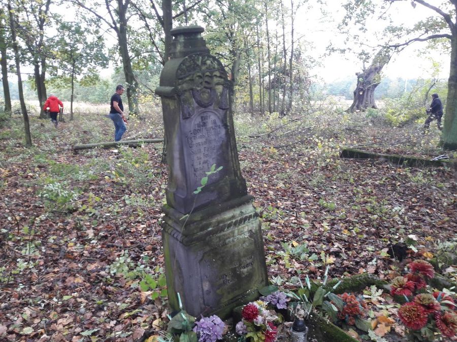 "Grobersi" sprzątali cmentarz w Starych Paprockich Holendrach