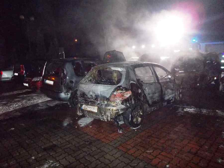 Licheń. Na parkingu spłonęły samochody należące do księży