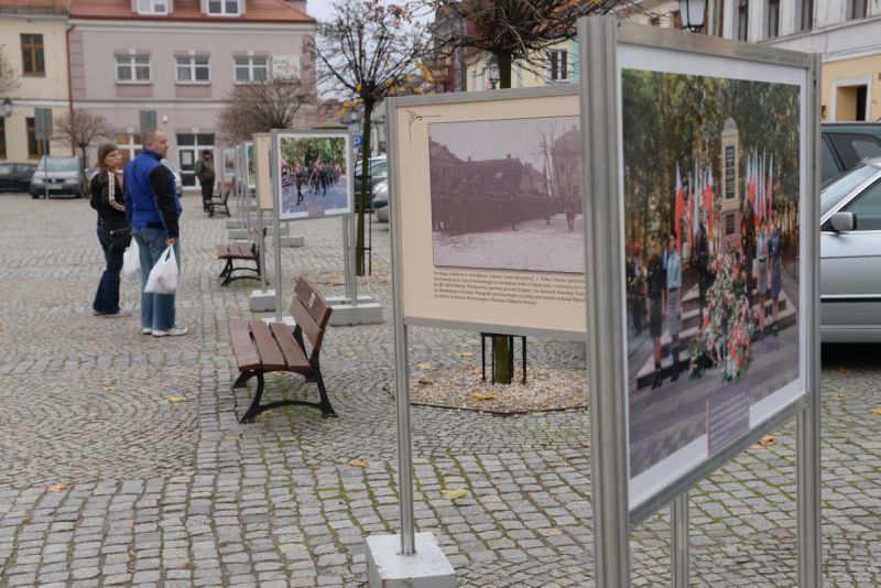 Wystawa patriotyczna na placu Wolności i fotografie z KoninaÂ 