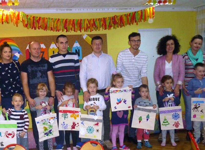 Konin. Przedszkolaki wraz z rodzicami malowały ekologiczne torby
