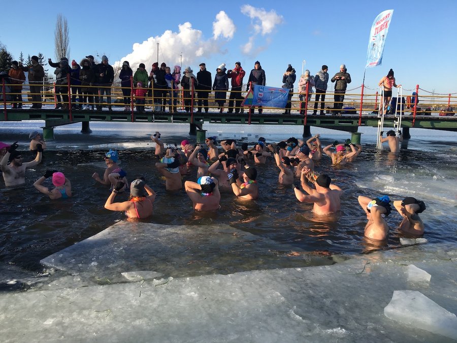 Mr&oacute;z im nie straszny. Morsy kąpały się w przebraniach