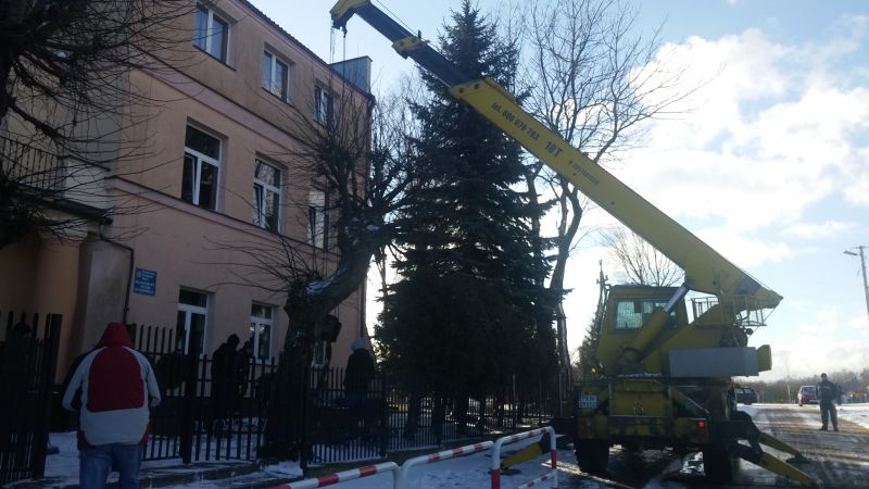 Przed szkołą w Koninie - Gosławicach ustawiono pamiątkowy głaz