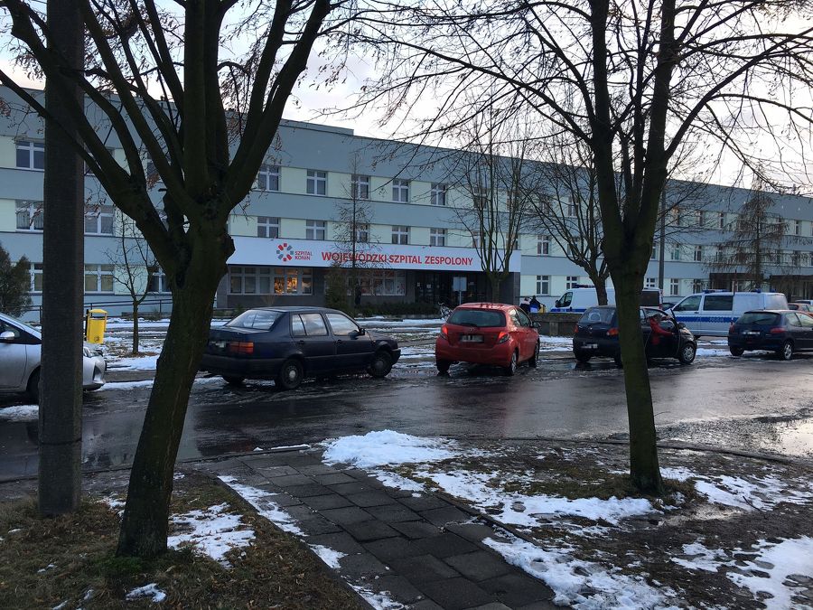 Konin. Połamana kobieta przed szpitalem czekała na karetkę