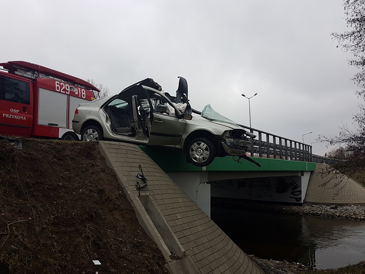 Przykona. Trudna akcja ratownicza. Samoch&oacute;d nad mostem&Acirc;&nbsp;