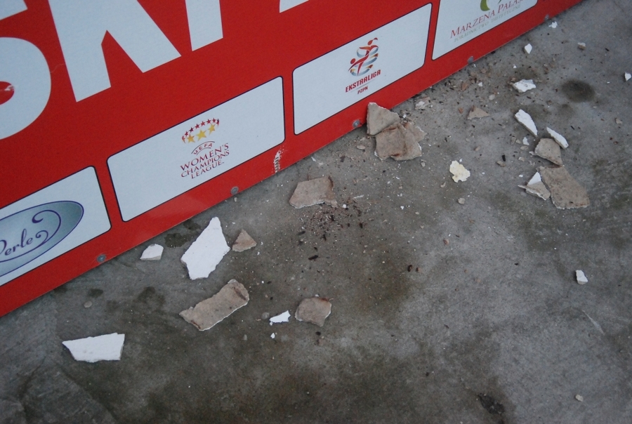 Koniński stadion dosłownie się sypie. ,,Wstyd po prostu”