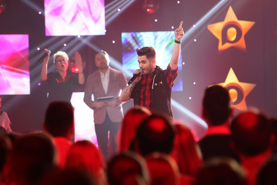 Śpiewający fryzjer. Adrian Skopiński walczy o tytuł Disco Star