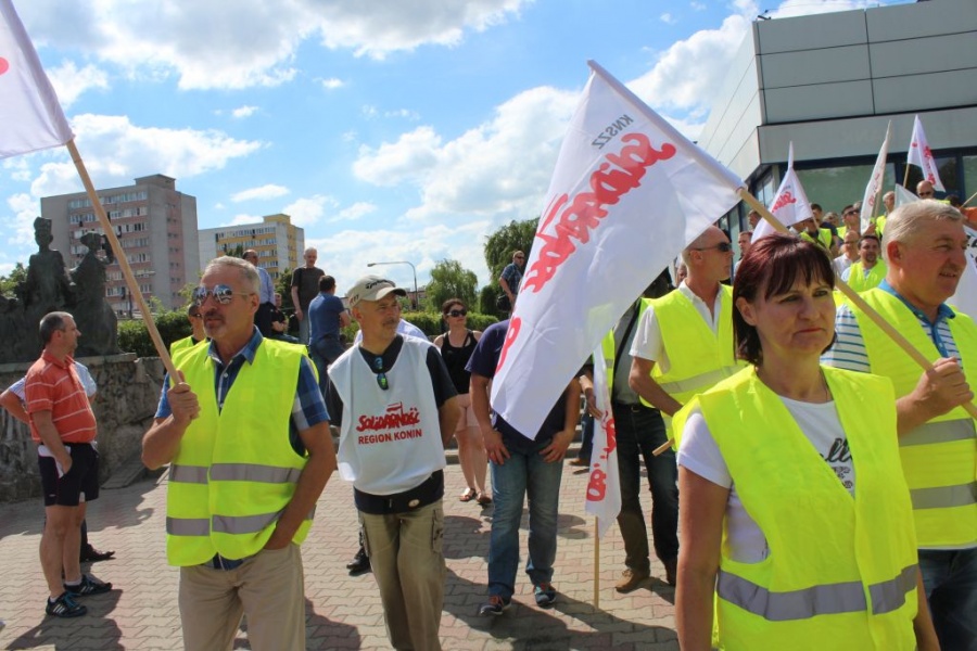 Manifestacja związkowców ZE PAK przed siedzibą PiS w Warszawie