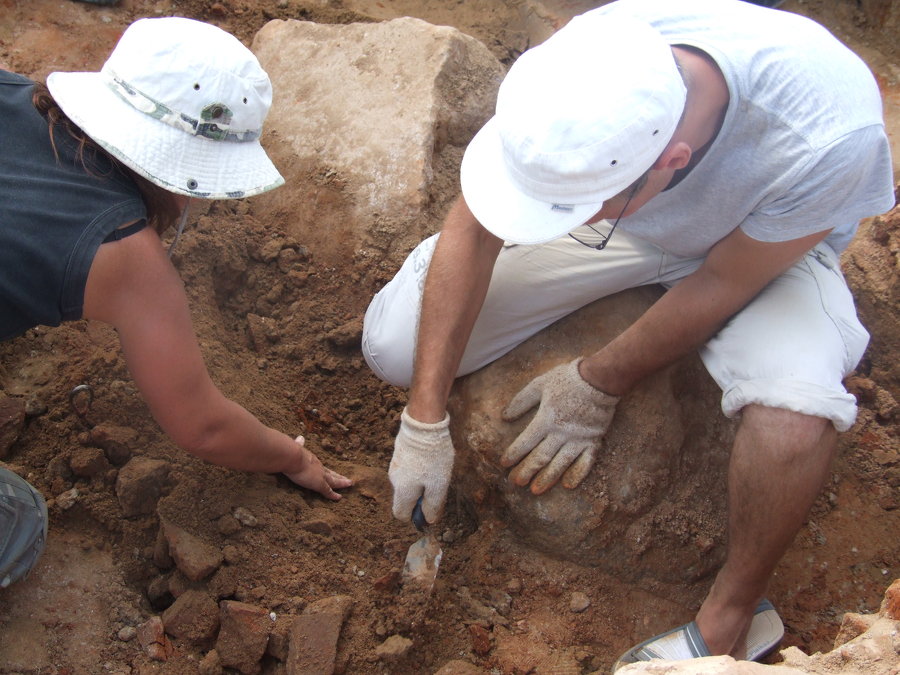 Rękawczyn. Młodzi archeolodzy badają kryptę grobową i wzgórze