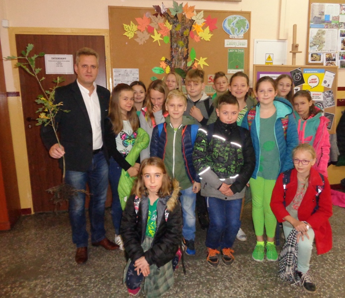 Dzieci ze Skulska rozdawały sadzonki z okazji święta drzewa :)