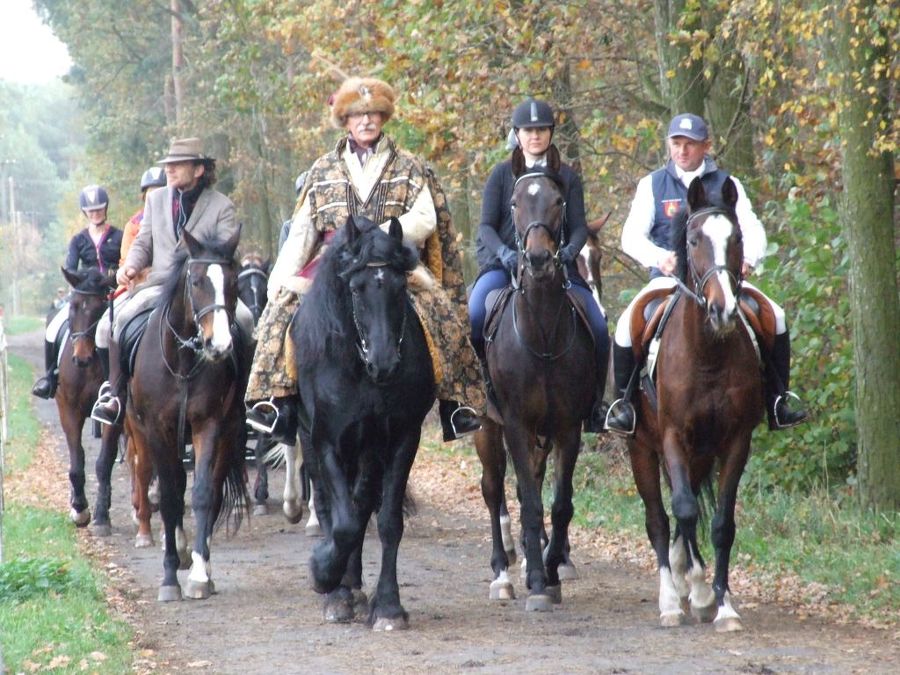 Hubertus w Tr&oacute;jce. Była przejażdżka i tradycyjna gonitwa za lisem