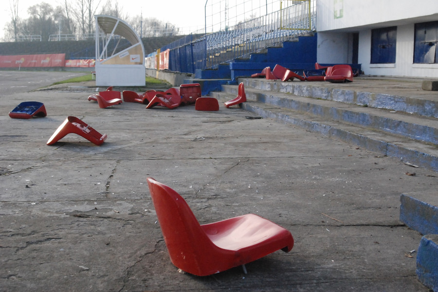 Konin. Wandale wyrwali krzesełka na stadionie. Straty na 1400 zł