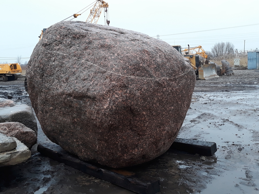 Ktoś chętny? 22-tonowy głaz trafi na licytację WOŚP w Koninie