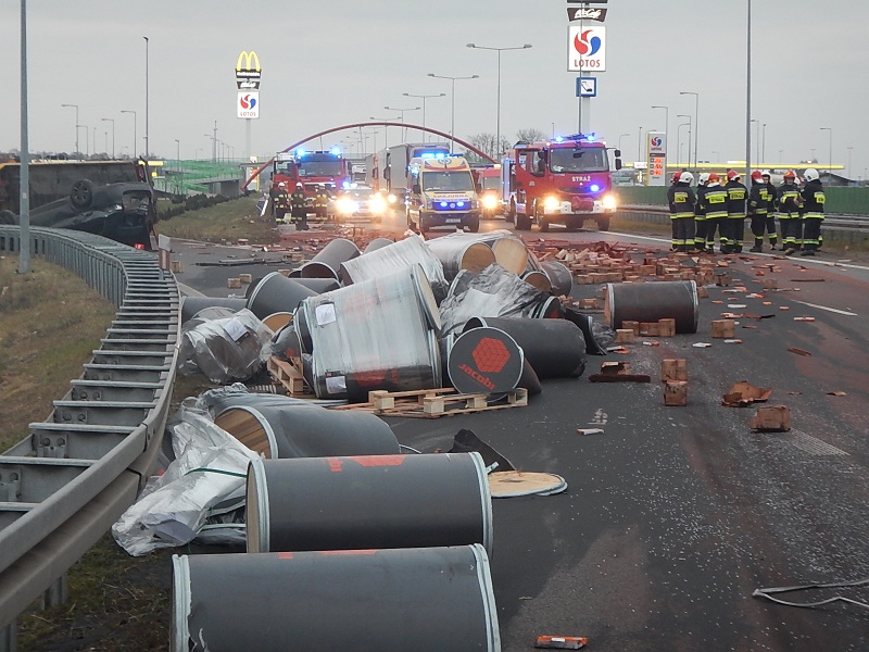 Koło. Wypadek na autostradzie. Po zderzeniu wysypały się beczki