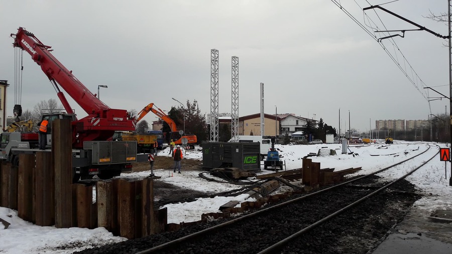 Konin. Sypiąca się kładka nad torami przeszła już do historii