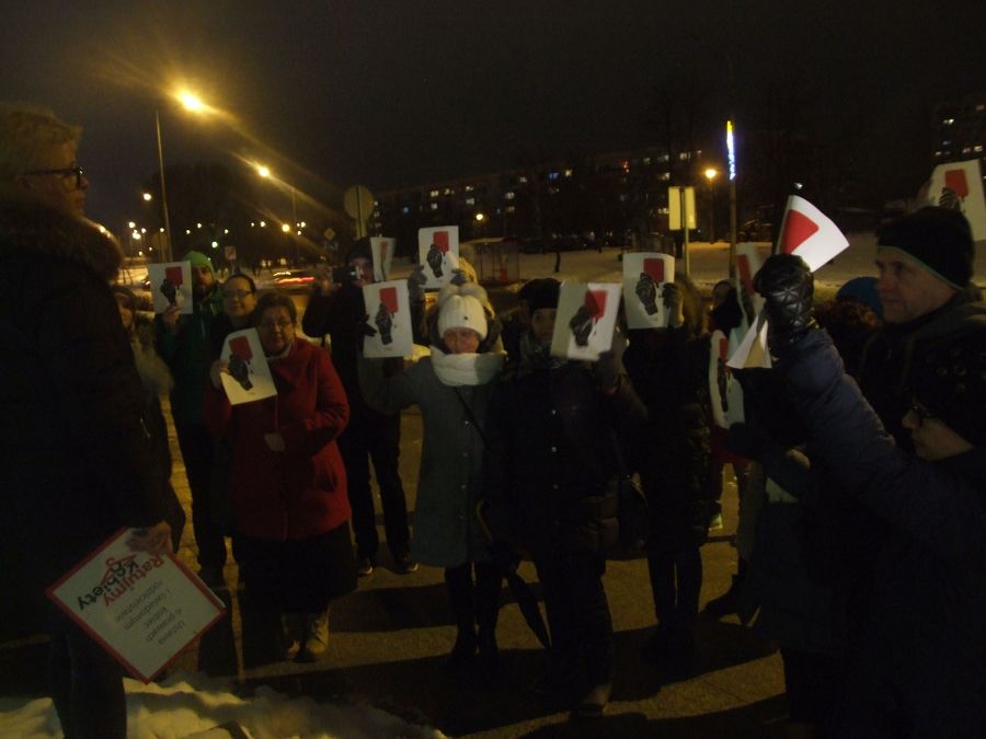 Pokazali czerwone kartki. Strajk Kobiet przed konińskim sądem