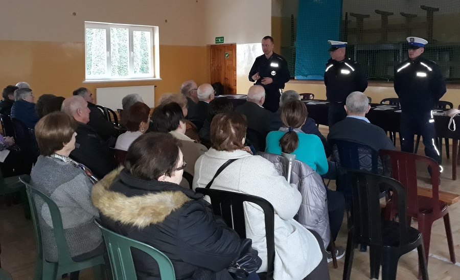Olszówka. Policjanci spotkali się z  członkami „Klubu Seniora”