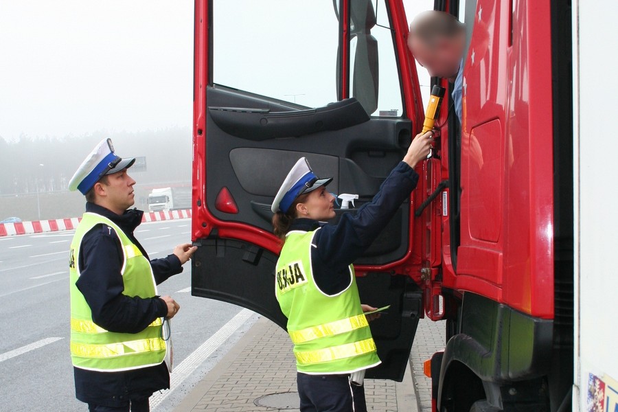 Policjanci prowadzą kontrole trzeźwości kierowców ciężarówek