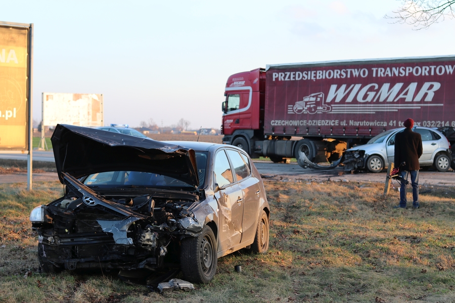 Wypadek w Węglewie. Zderzenie tira i dwóch aut osobowychÂ 