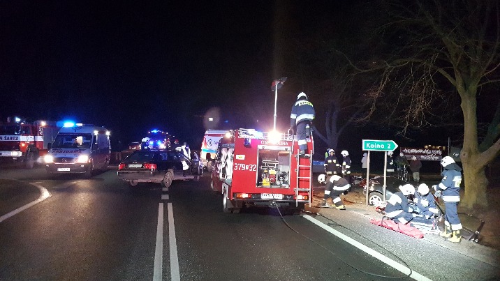 Wypadek w Kawnicach. Strażacy wyciągali z auta uwięzione kobiety