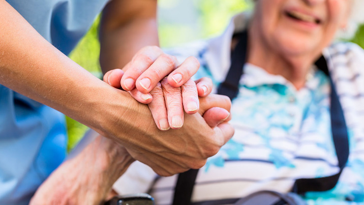 Obalamy mity związane z opieką osób starszych