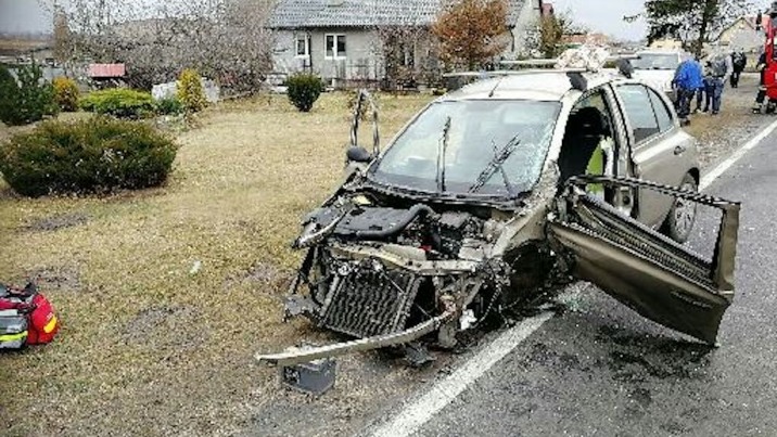 Wypadek w Lisewie. Nissanem micrą uderzył w dwie ciężarówki